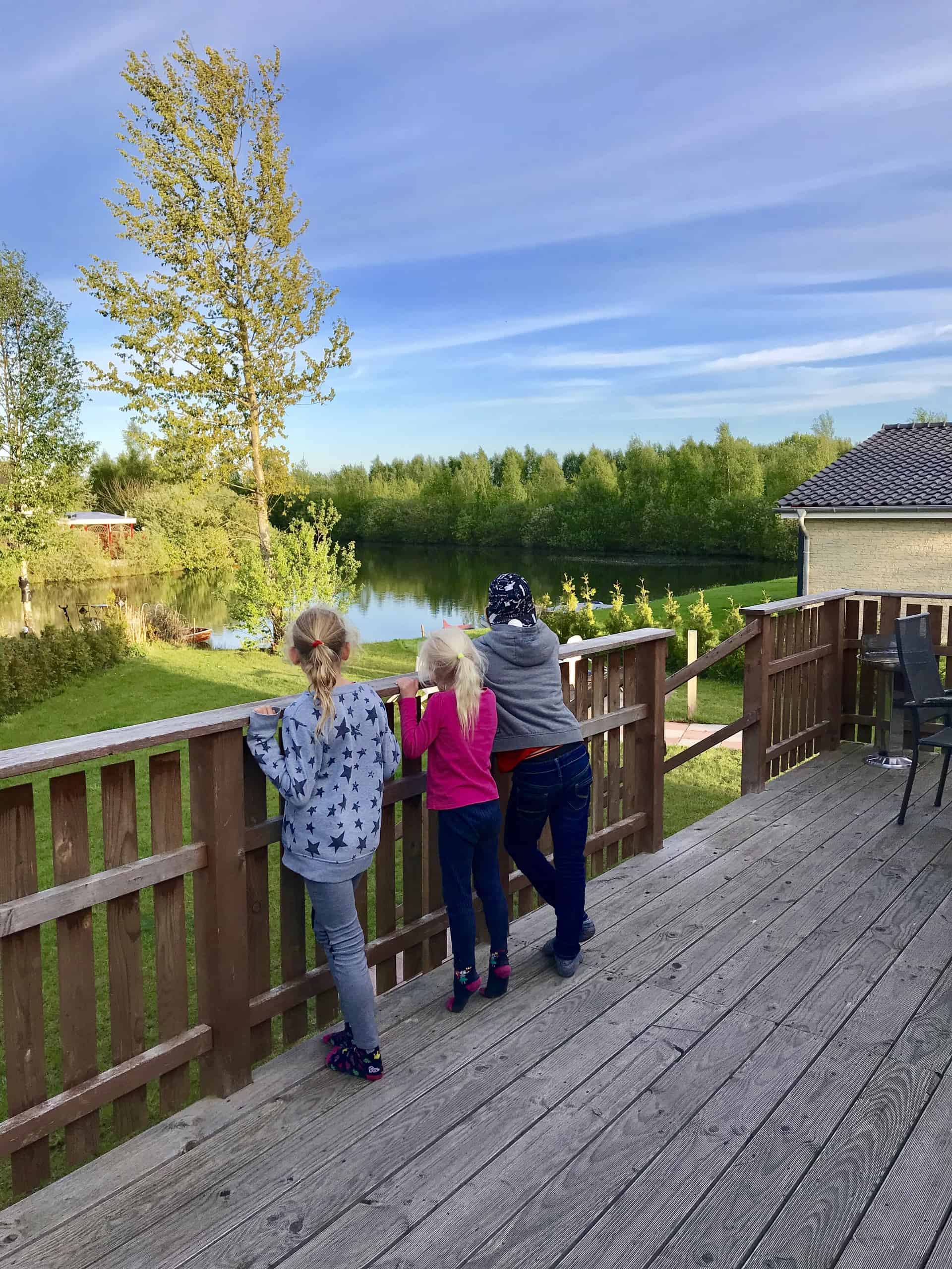 Familie auf Weltreise Casamundo Zirkuswagen Terrasse