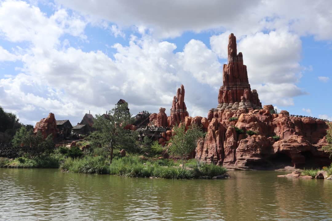Familie auf Weltreise Disneyland Paris
