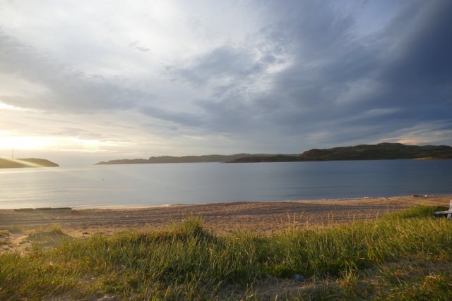 Den vakre stranden bader i det arktiske lyset