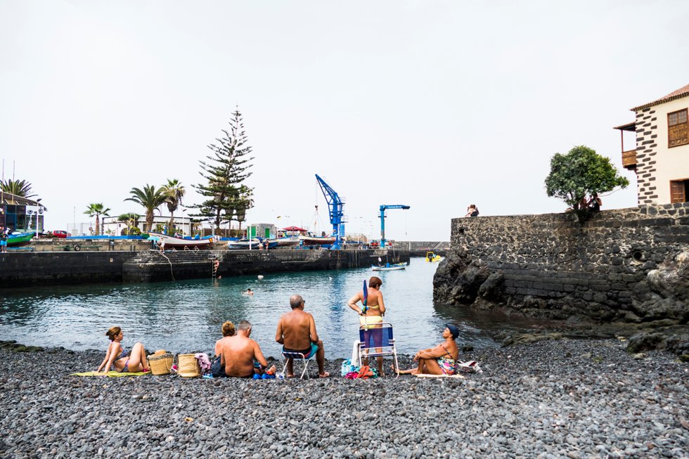 Midt i feriebyen Puerto de la Cruize ligger den lille bystranden Playa del Muelle til kontrast fra badeanlegget Playa de San Telmo.