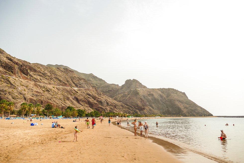 7km fra Santa Cruz de Tenerife, ved foten av de massive Anaga massivene ligger den langstrakte og finkornede Teresitas stranden