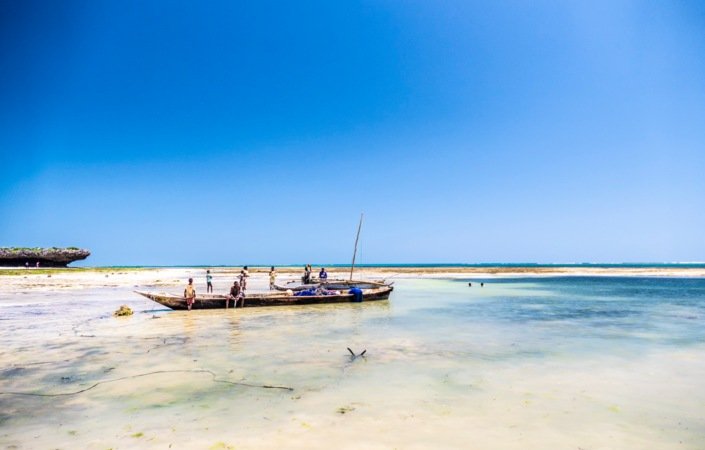 Yrende liv på stranden ved Mayungu når fiskebåtene ankommer fra Tanzania.