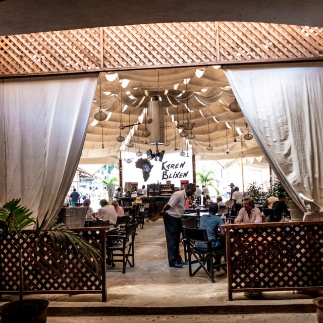 Det råder en kolonialsk stemning ved kjøpesentercafeen Karen Blixen i Malindi, godt hjulpet av langtidsboende turister.