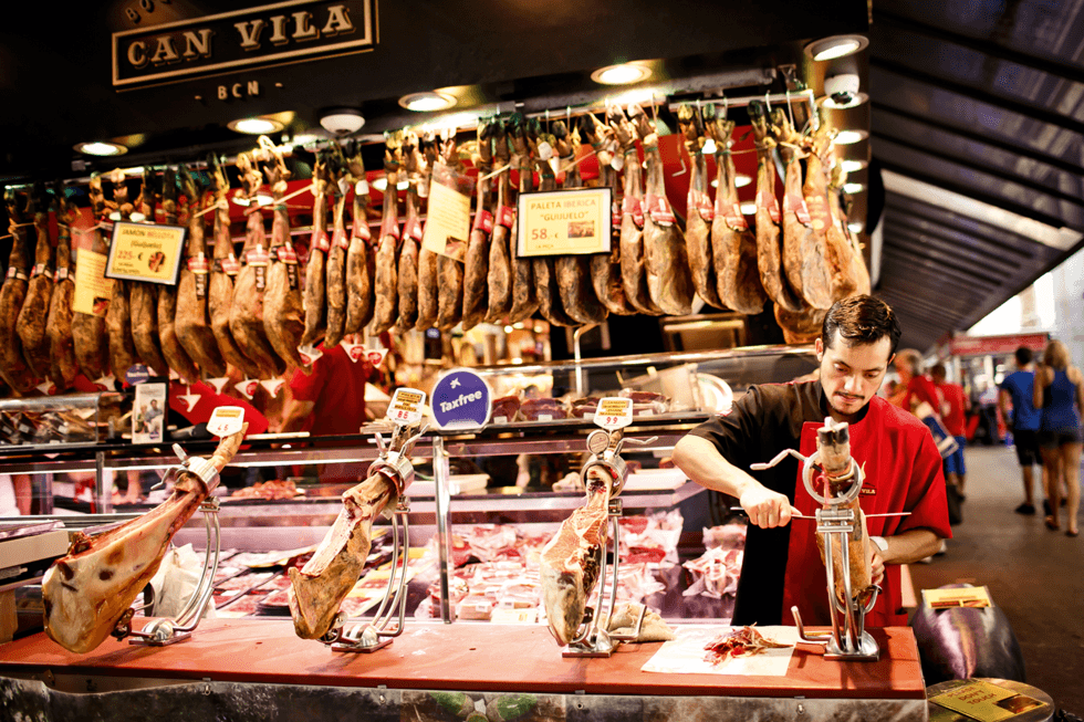 Markedshallen La Boqueria, et av Europas beste matmarkeder med endeløst utvalg av ferske og soltørkede oliven, skinke, ost og tapasretter.