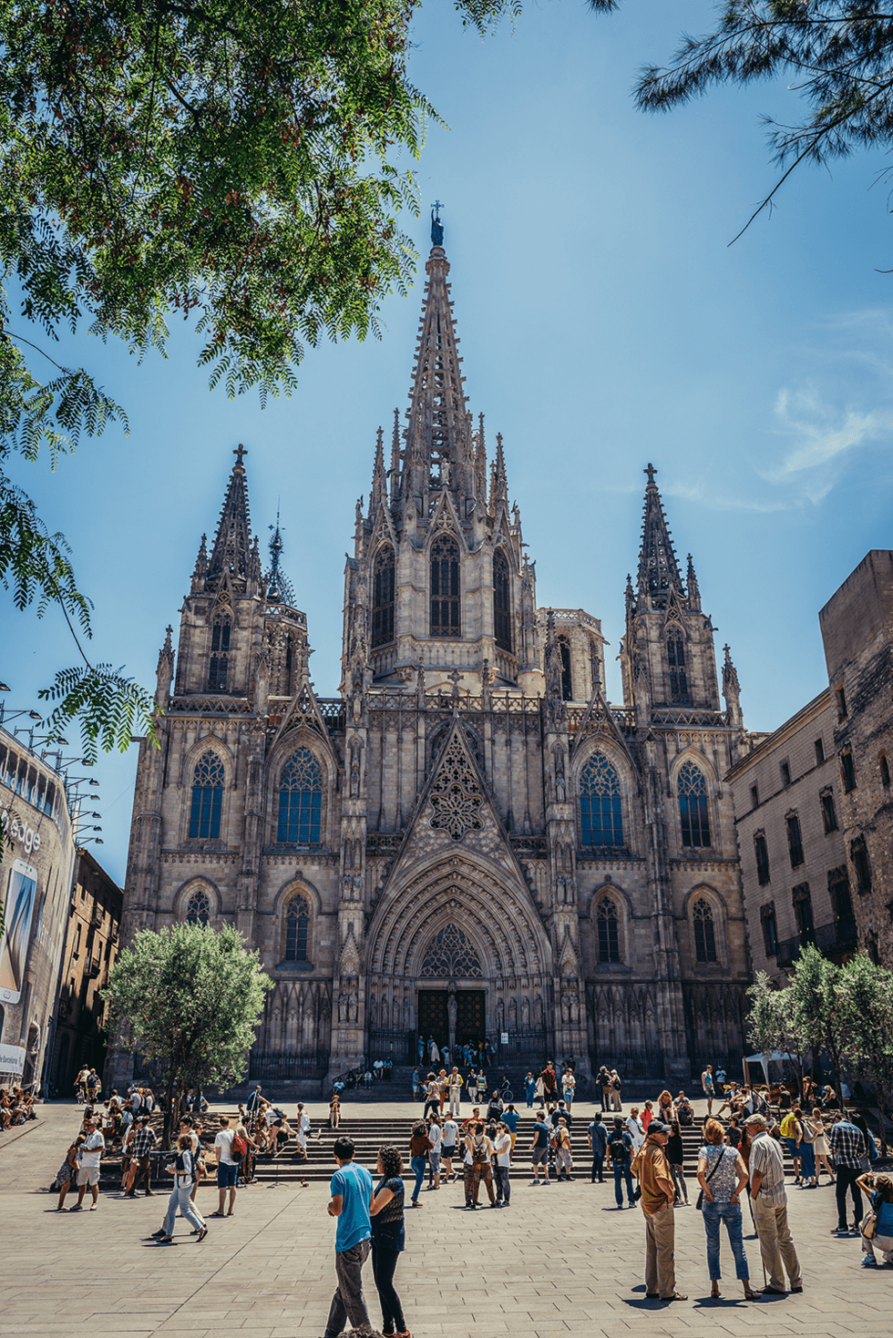 Plassen ved den nygotiske Catedral de la Santa Creu, omtalt som La Seu, et fint sted å sortere inntrykkene.