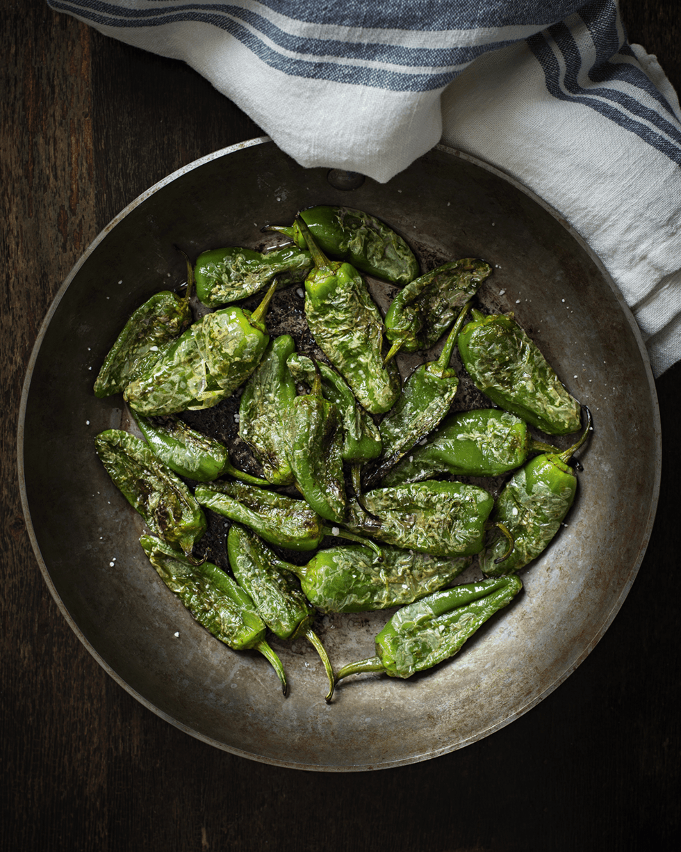 Pimientos de Padron, grillede friske jalapenos pepper, drislet med havsalt.