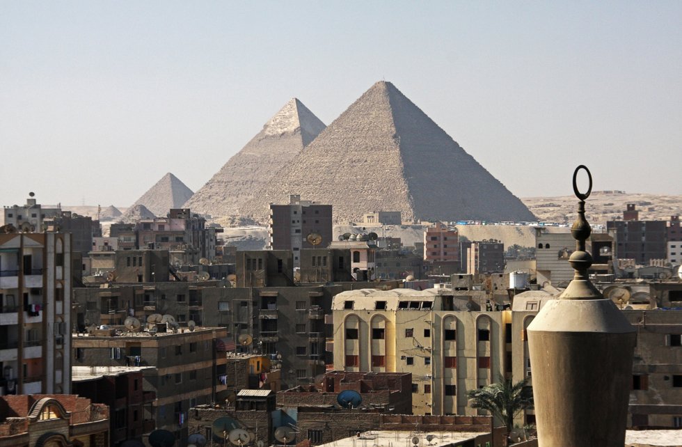 Pyramider med Kairo i forgrunnen.