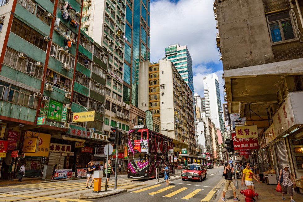 2 etasjes trikker ruller frem og tilbake i de historiske gatene ved Sai Ying Pun.