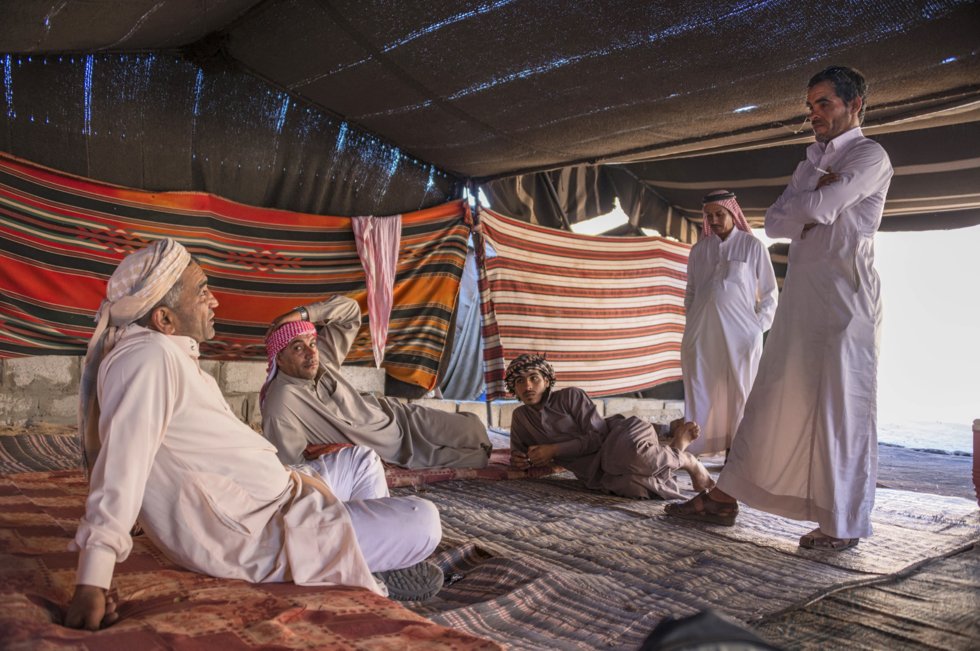 Zalabia-beduiner i et tradisjonelt telt i Wadi Rum-ørkenen.