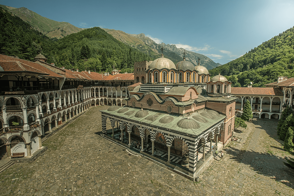 Det 1 000 år gamle klosteret ved Rila huser i dag 60 munker, og kan enkelt nås på dagstur fra Sofia.