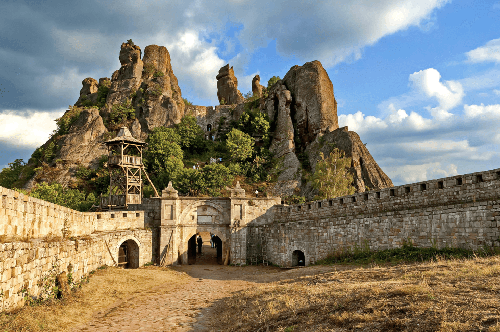 I den fjerntliggende Vidin provinsen ligger fjellene, festningen og byen Belogradchik.