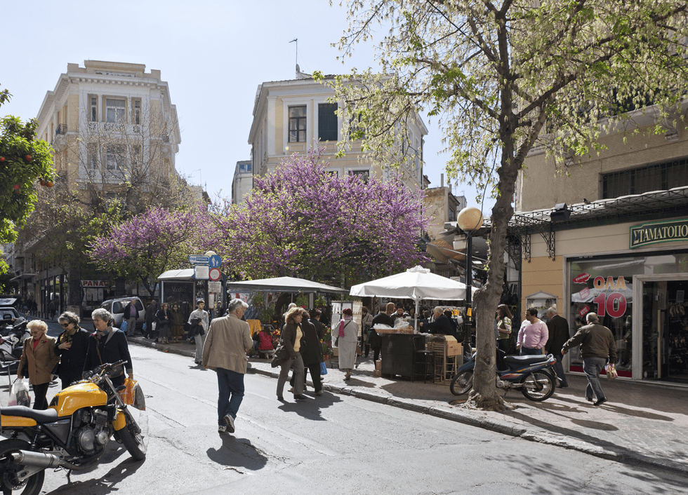 . I triangelet mellom Syntagma til Omonia og Montastiraki finnes hyggelige torg, markeder og gater. En av våre favoritter er Agias Irinis Plassen ved Aiolou.