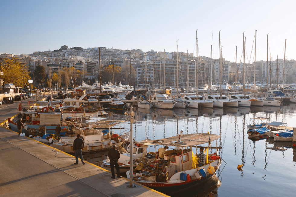 Athen har vokst sammen med naboen og havnebyen Piraeus, snaue 10 km østover, ca 20 min med metro fra Monastiraki. Pireus er porten til hele det greske øyriket.
