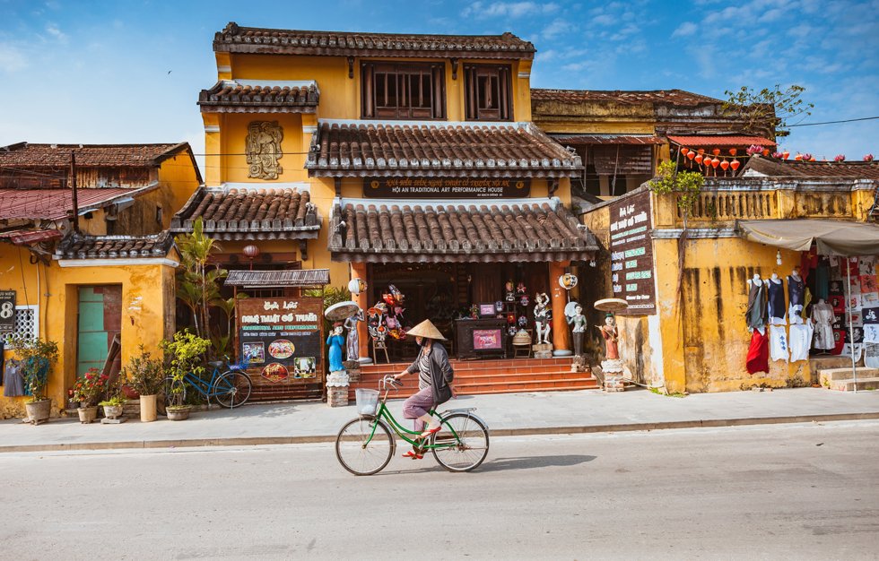 Hoi An. Sjarmerende og koselig, selv med nærmere 2 millioner besøkende årlig. Gamlebyen rundt Minh An utforskes best til fots, og da hordene med turister først ankommer utover formiddagen, kan morgenen være den beste tiden på døgnet å besøke markedet.
