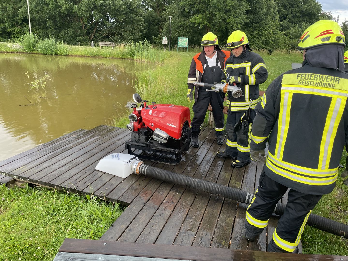 Schwimmsauger zur Wasserentnahme aus offenem Gewässer Freiwillige