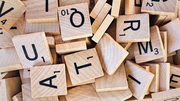 scrabble steentjes door elkaar