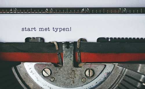 ouderwetse typemachine met vel papier waarop start met typen