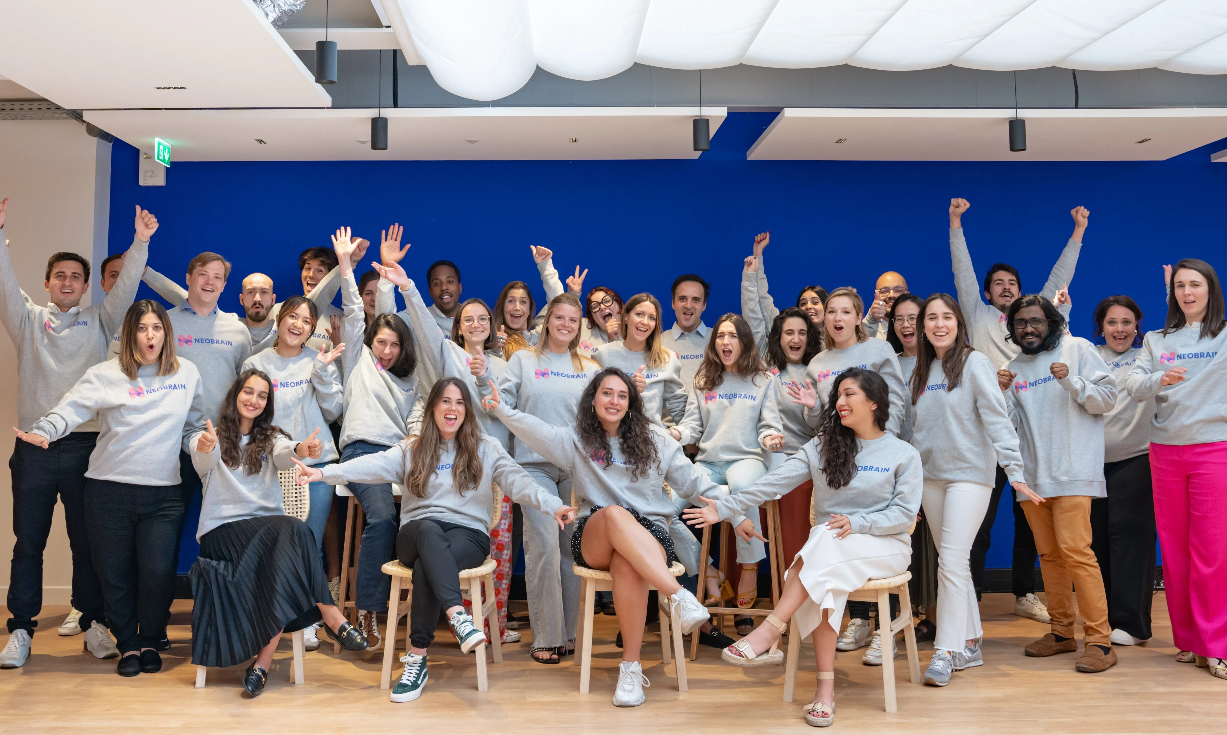Equipe-Neobrain-salle-de-reception-sourires