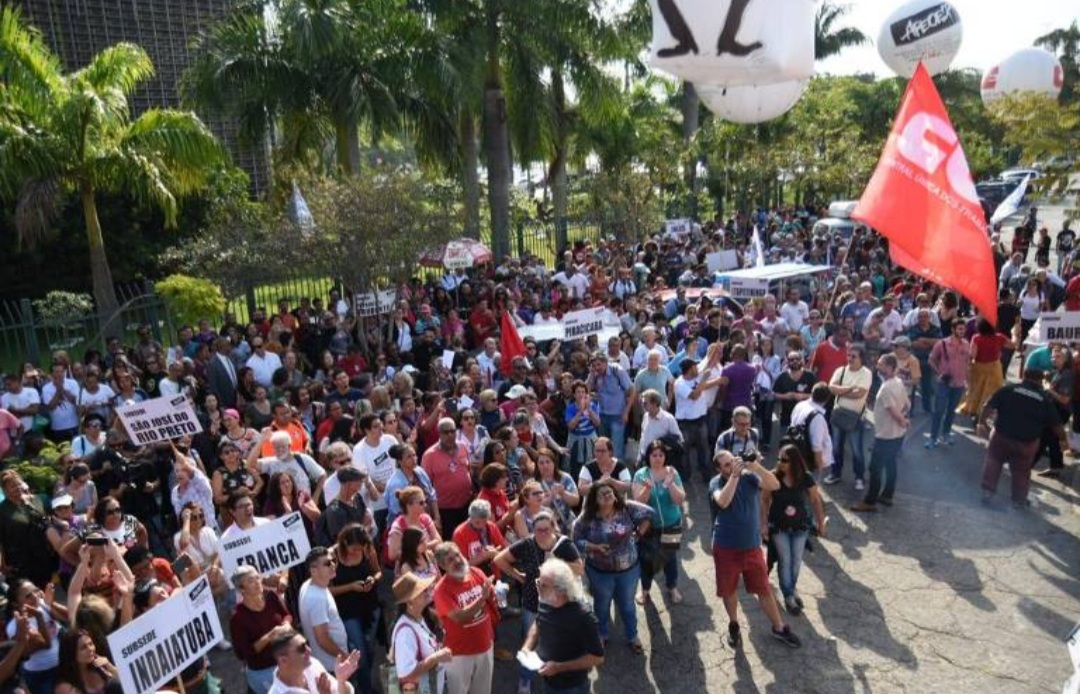 Justiça proíbe governo a cobrar contribuição previdenciária de quem ganha mais que um salário mínimo
