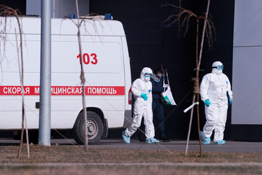 «Кому-то может быть плохо, мало ли чем человек заболел — но этого никто не знает, а видит из окна, как из машины выходят медицинские работники в специальных костюмах и заходят в дом»