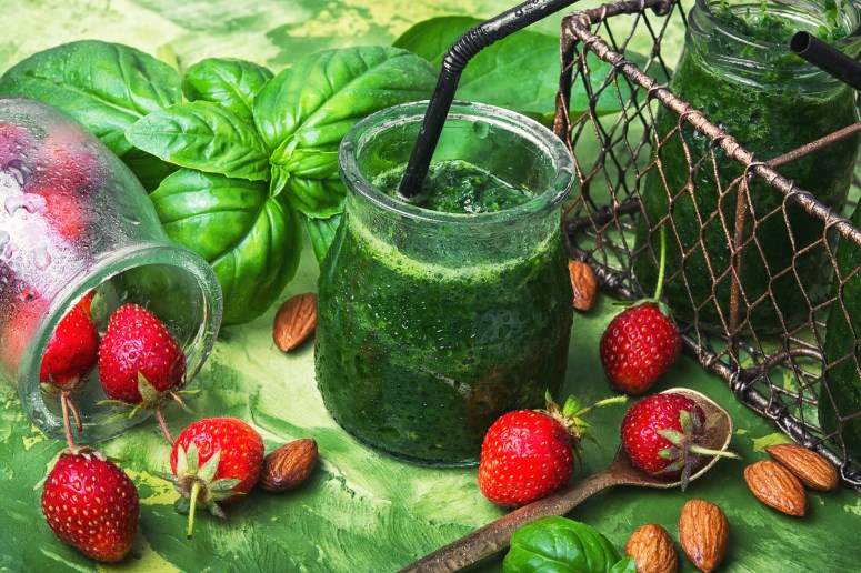 fresh-spinach-smoothies-PZ83B7A.jpg