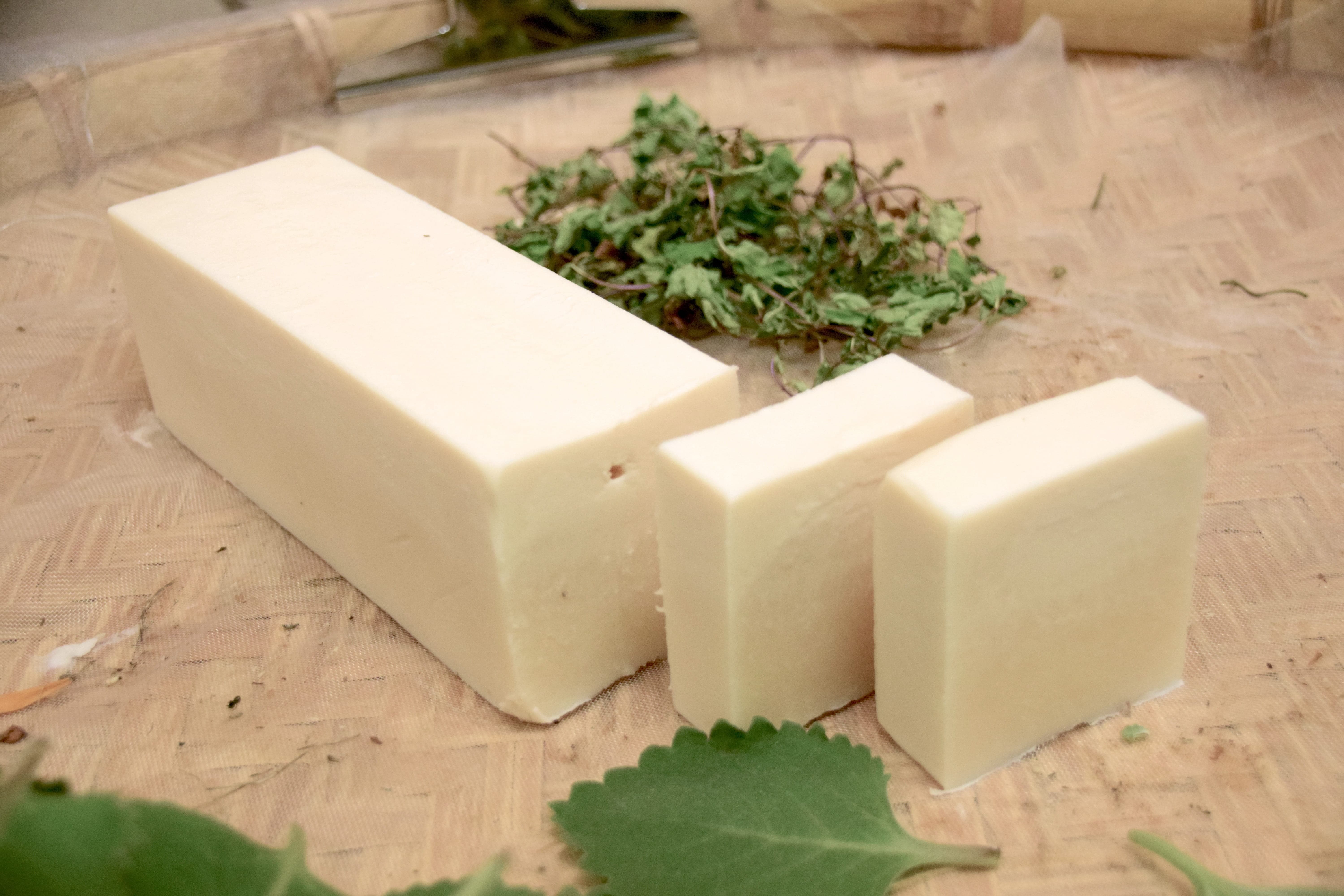 Optar por componentes orgânicos e naturais é uma maneira de tornar os cosméticos sustentáveis