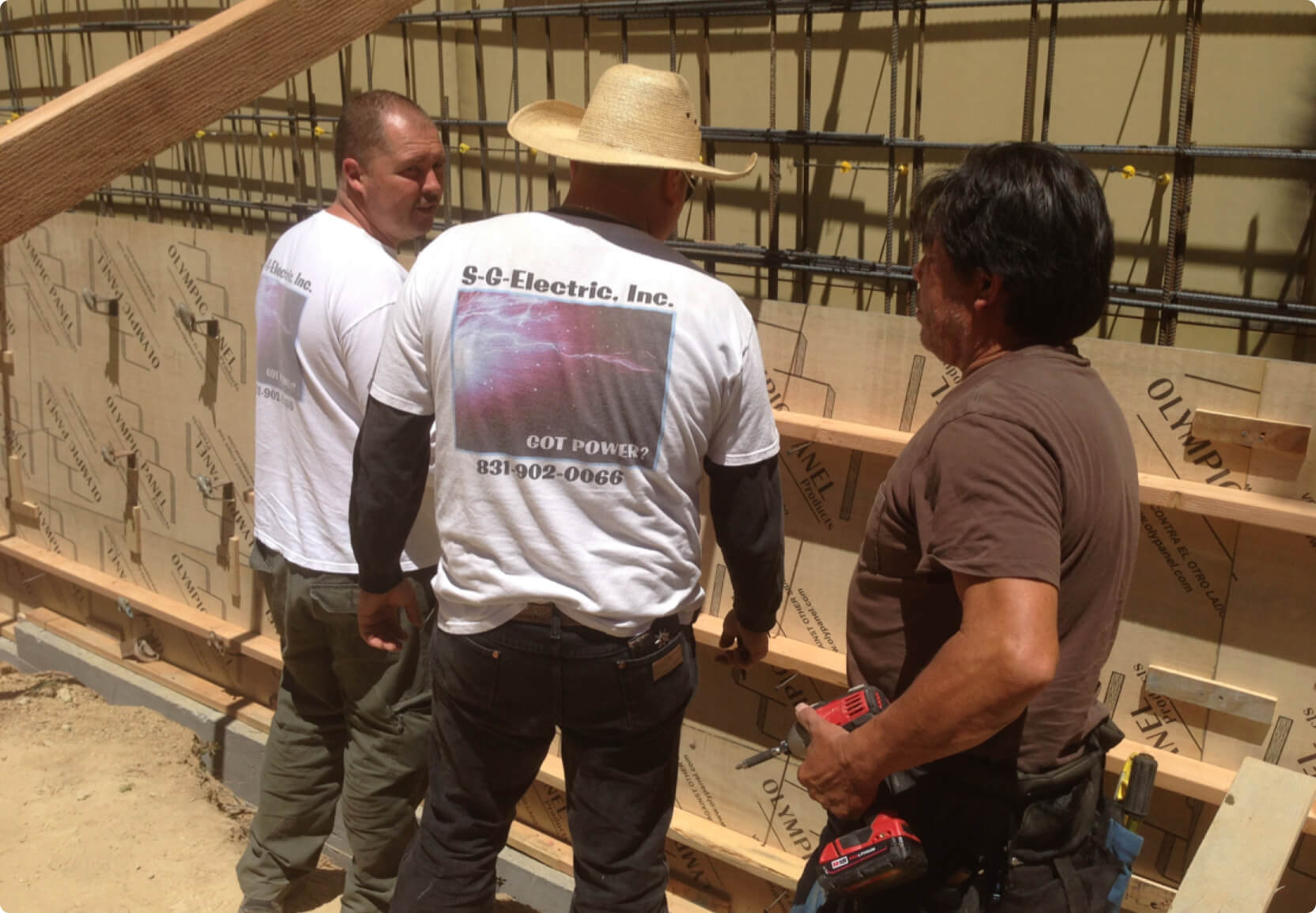 Hourly customer S-G-Electric workers meeting on the field