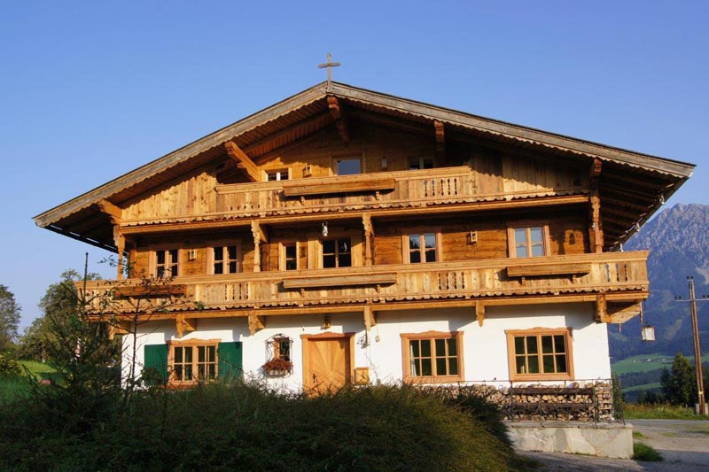 Frontansicht eines, von der Zimmerei Naschberger errichteten, Familienhauses in Ellmau.