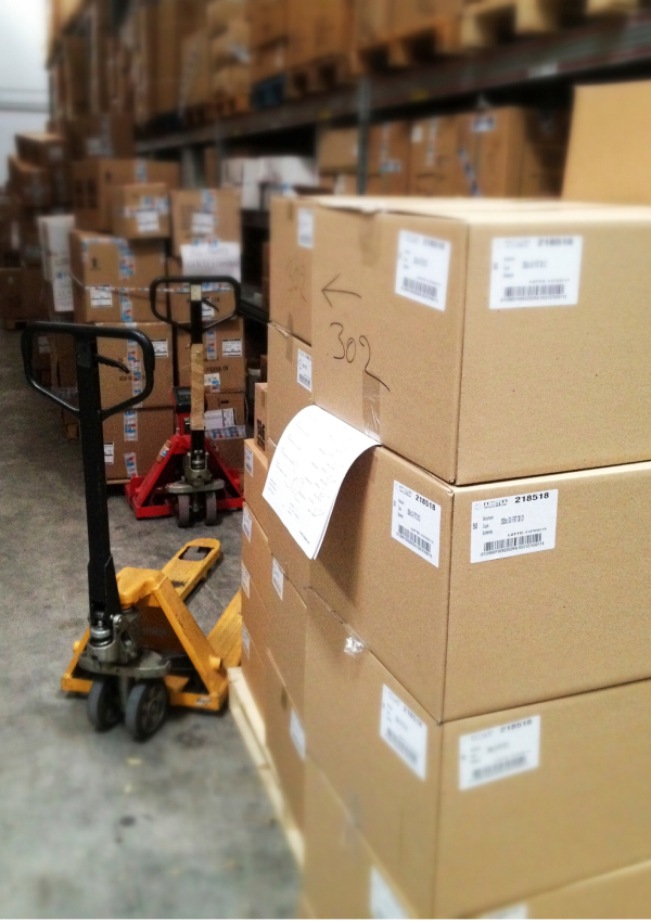 E-Commerce Ware auf Hubwagen in der AIC Logistik GmbH
