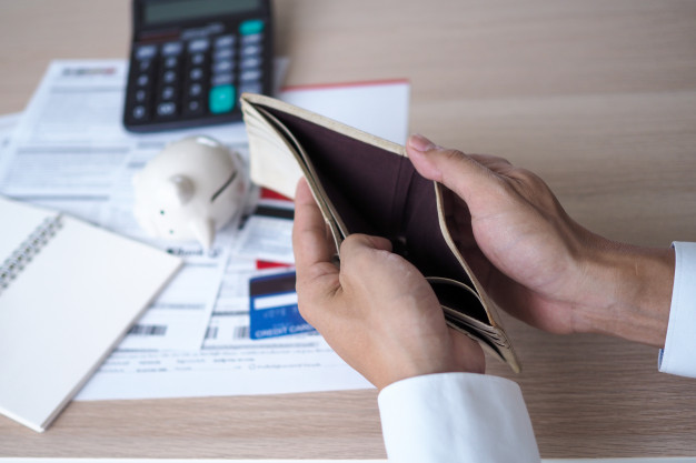 Hands open the empty purse after calculating the cost from the credit card and bill Premium Photo