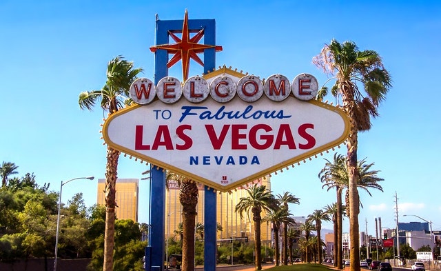 welcome to fabulous las vegas sign