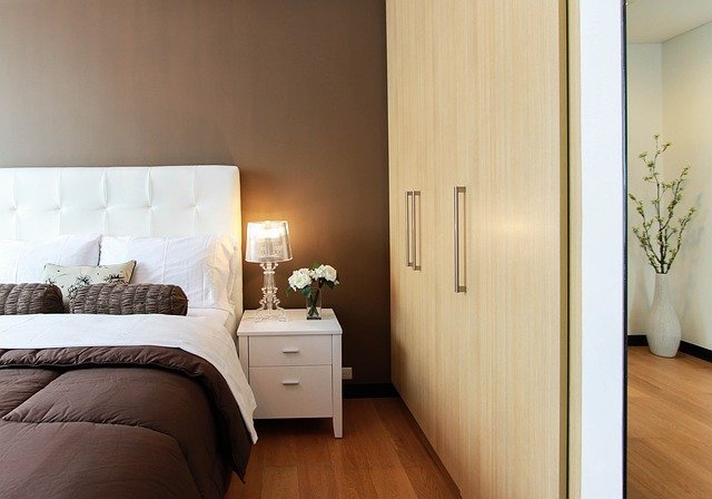 bedroom with lamp and bed