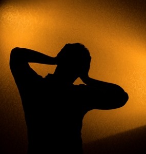 homme douleur contrejour