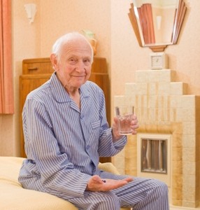 senior lit boire verre eau pijama