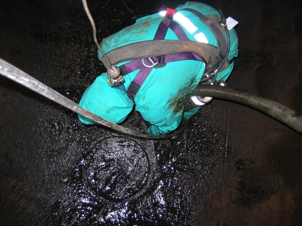 Fuel quality management Fuel tank inspecting Cleaning fuel system