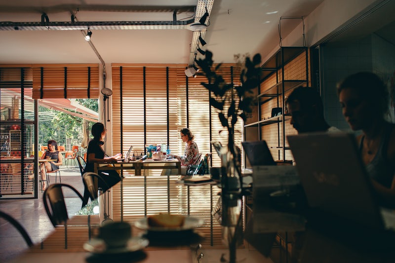 Varier les lieux de travail, le home office, les bureaux et les espaces de coworking conviviaux