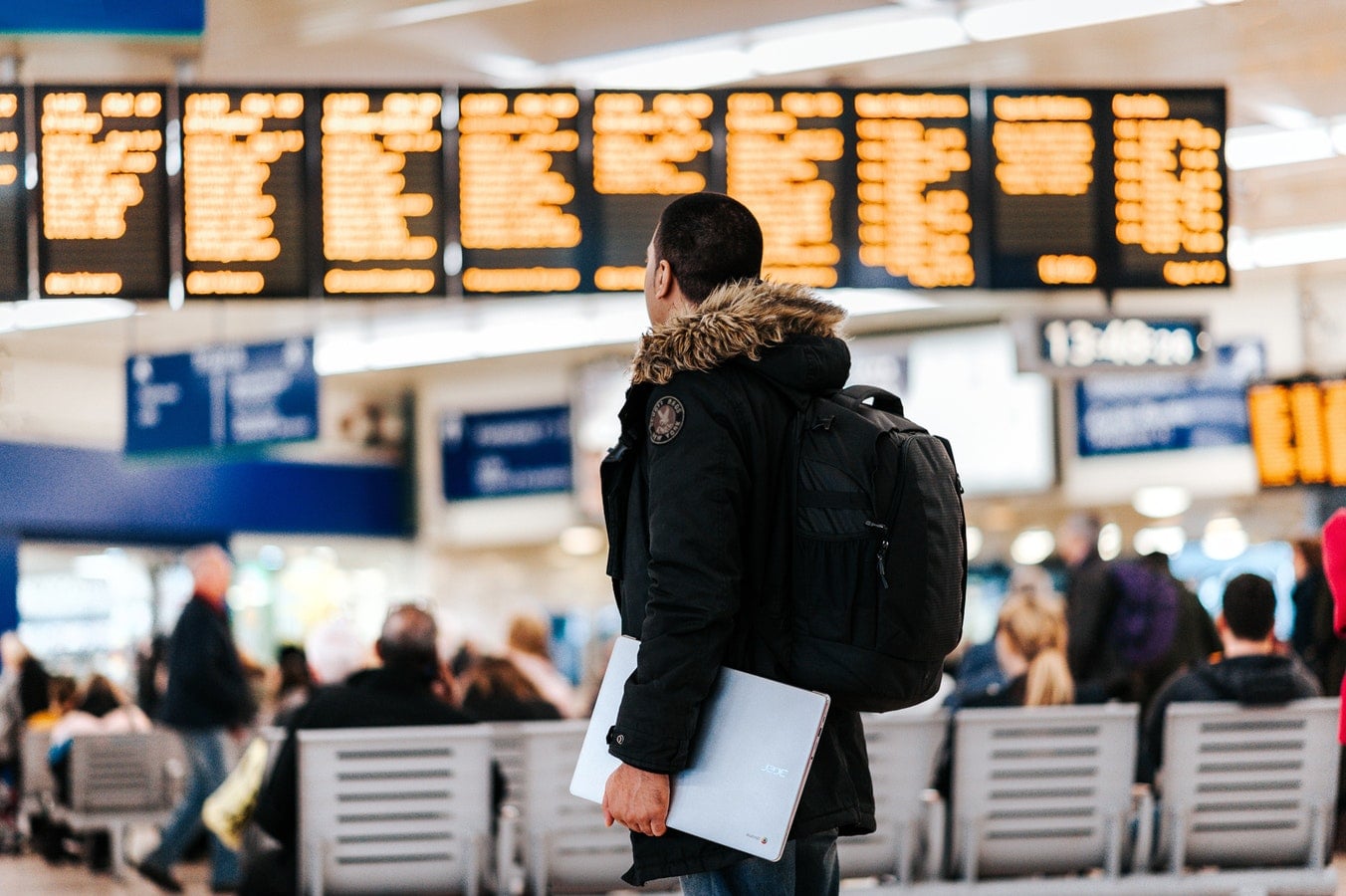 Un travailleur nomade travaillant à la gare