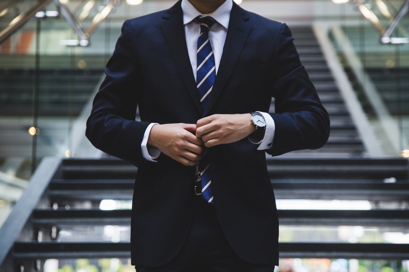 Travail traditionnel en bureaux versus travail nomade