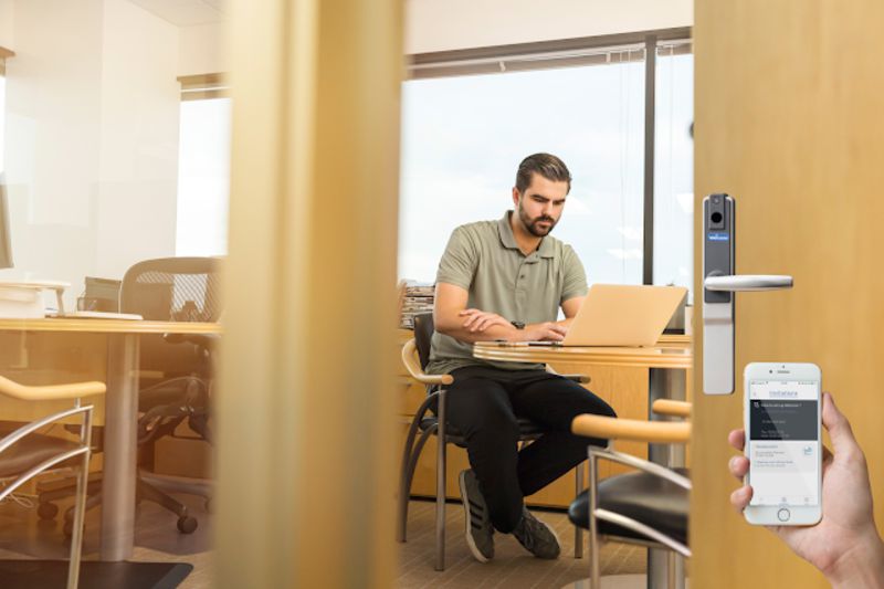 Une porte sécurisée dans un centre de formation