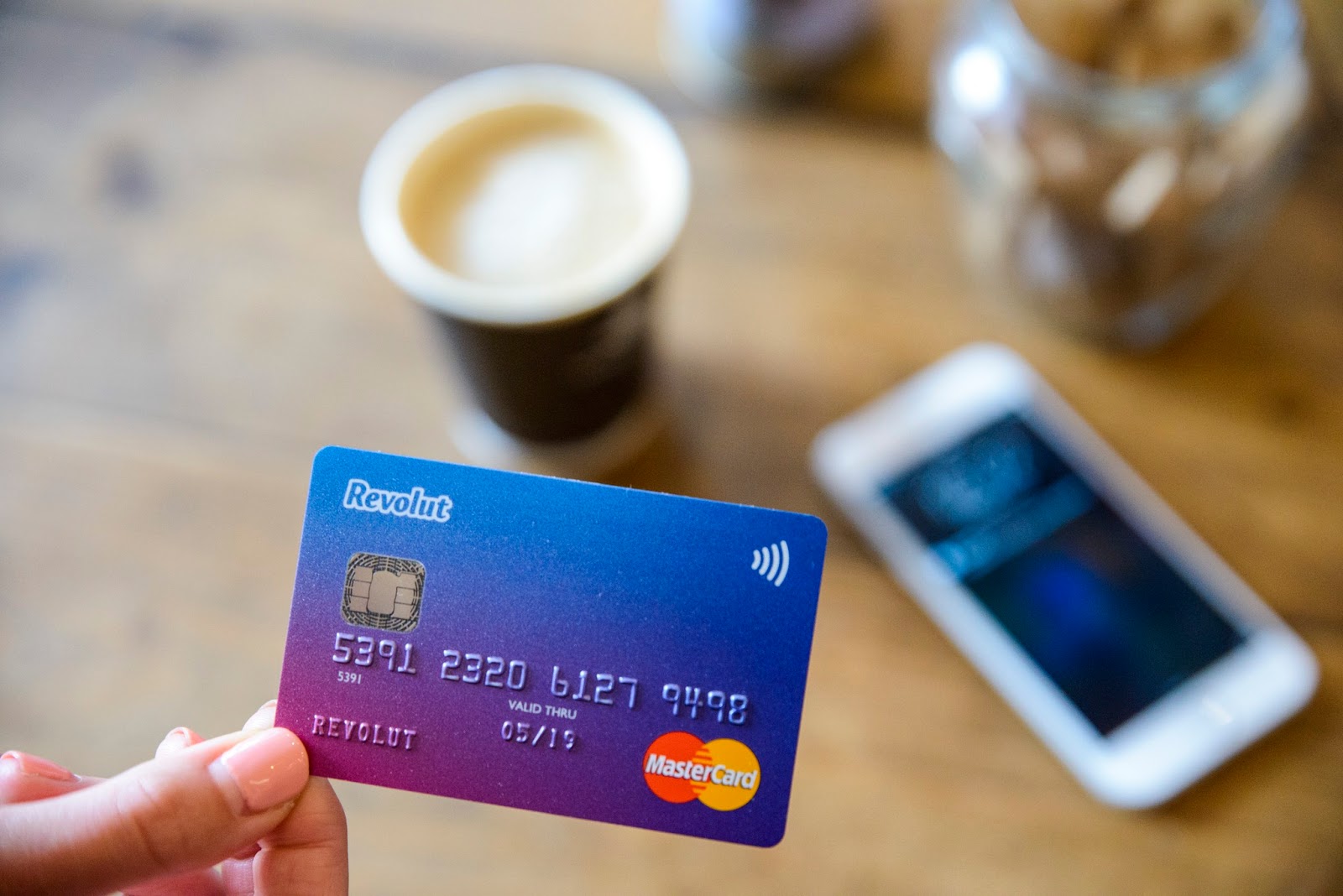 En jämförelse av Curve och Revolut, två sätt att slopa