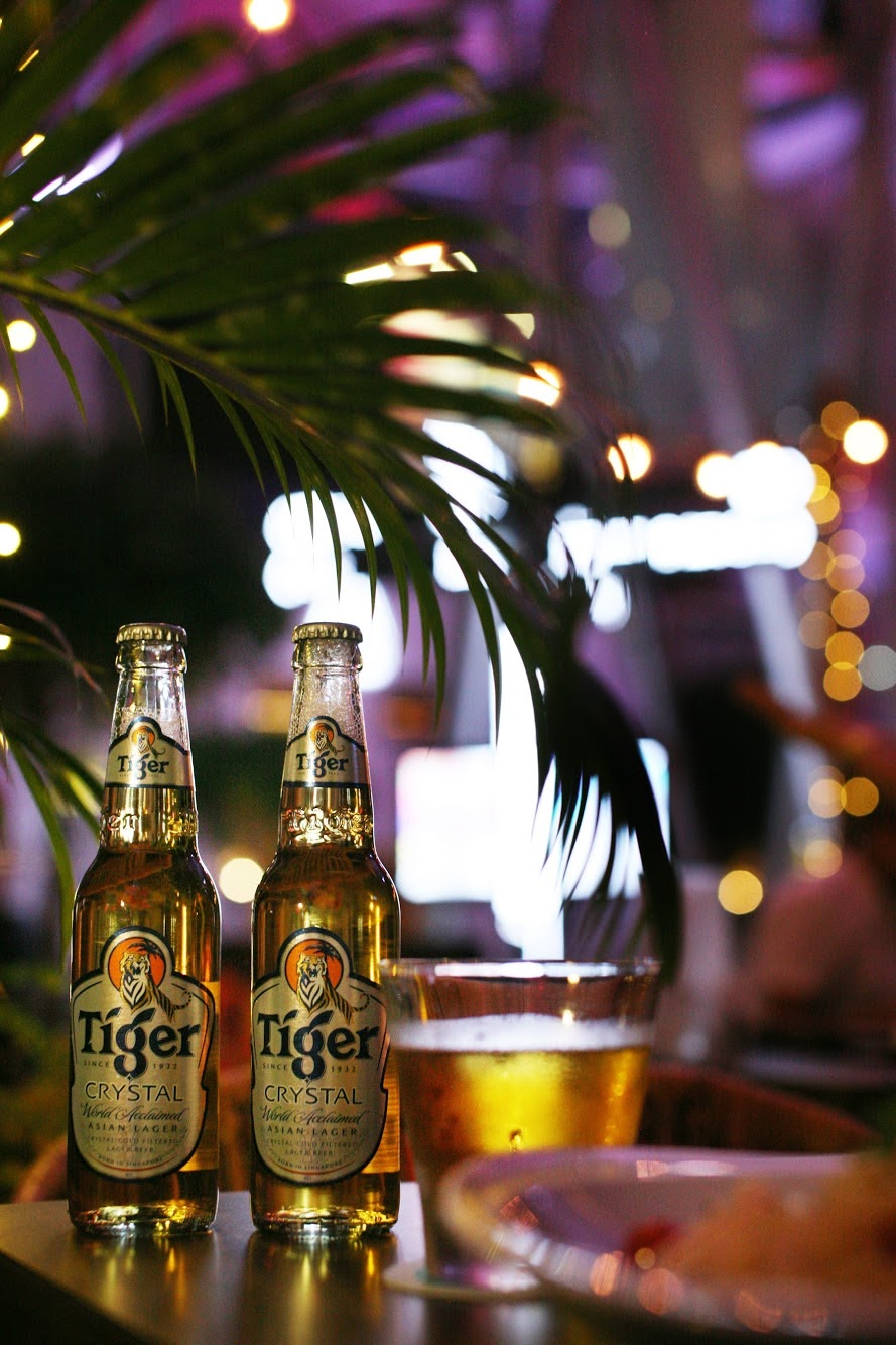 Cena vibrante de beber à noite com cerveja Tiger e belo bokeh