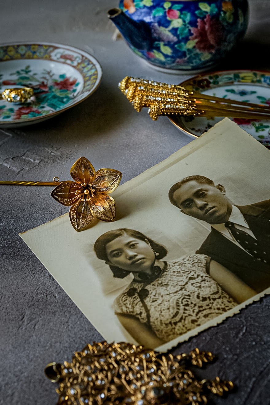 Foto de close-up de porcelana vintage, grampos de cabelo de Cingapura e fotos ancestrais