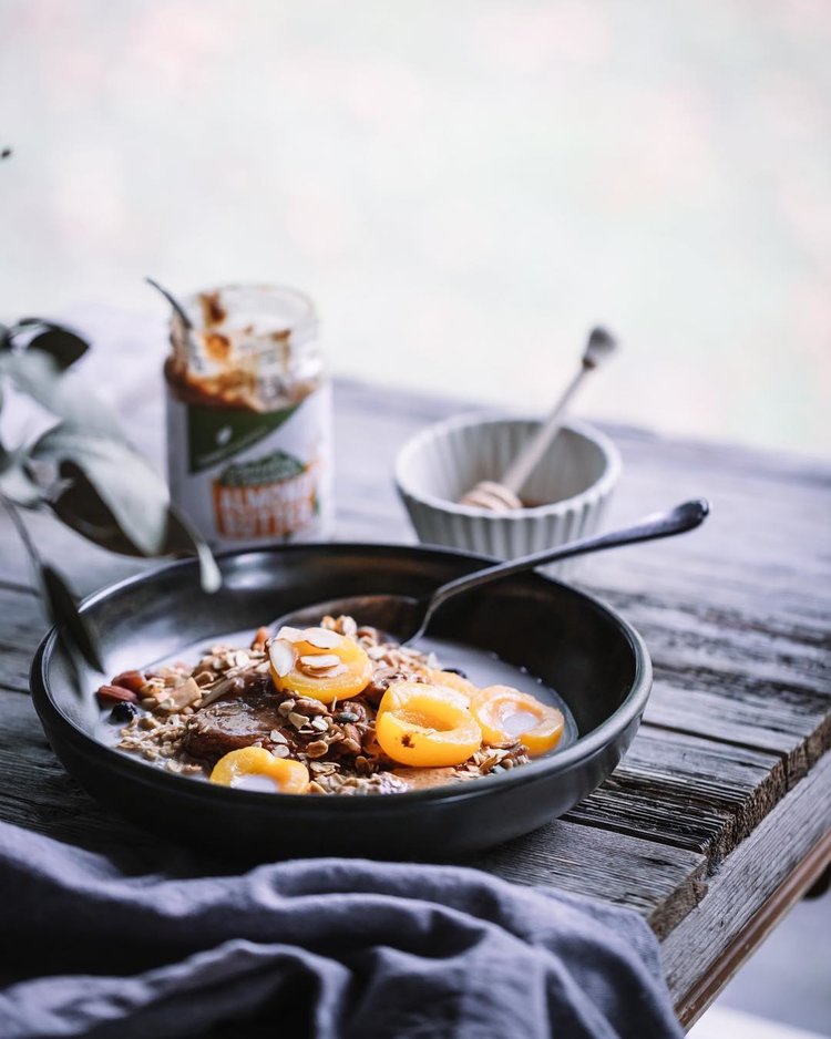 Tigela de café da manhã nutritiva com damascos em pranchas de madeira recuperada
