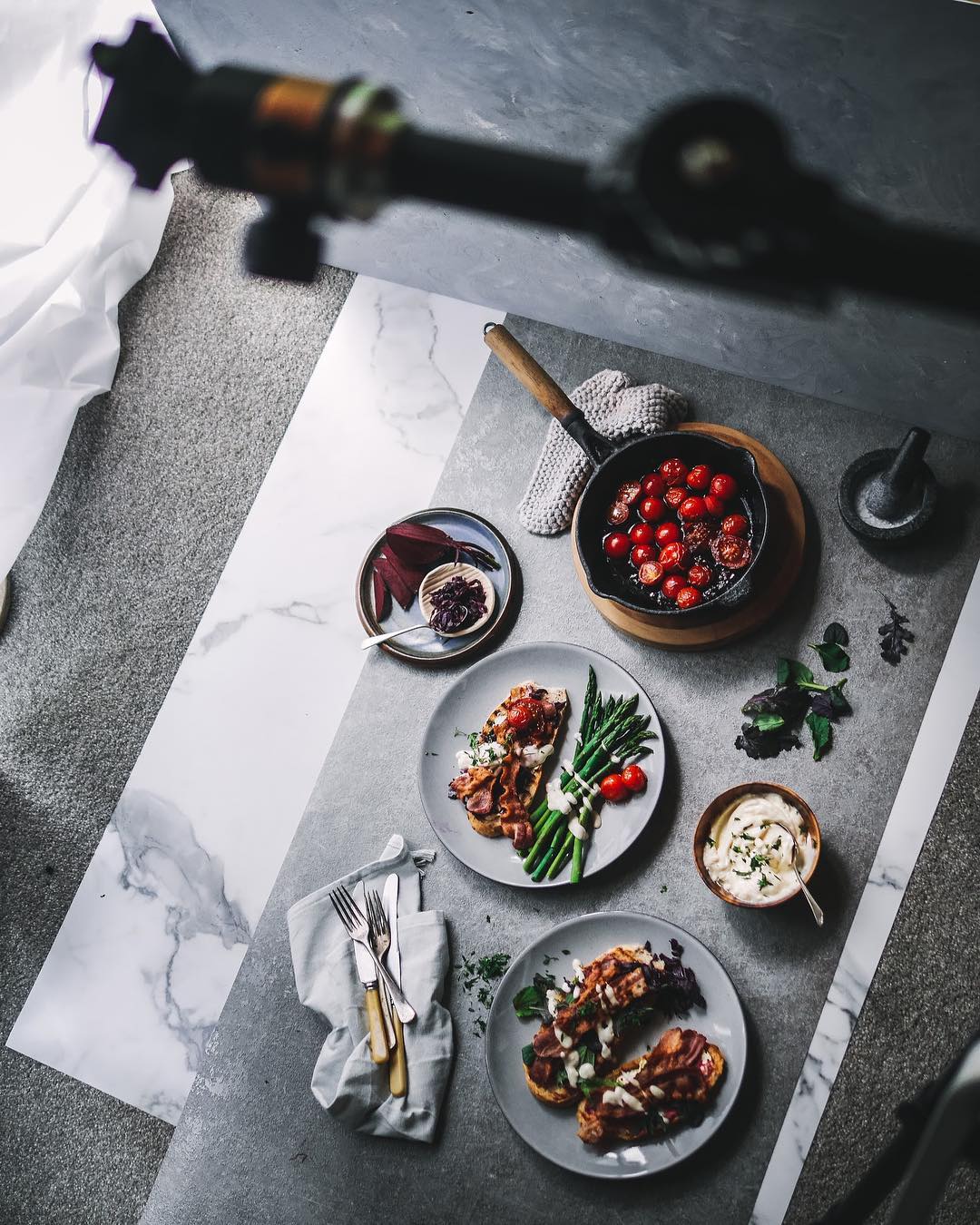 cena estilo flatlay food com pratos e tripé acima