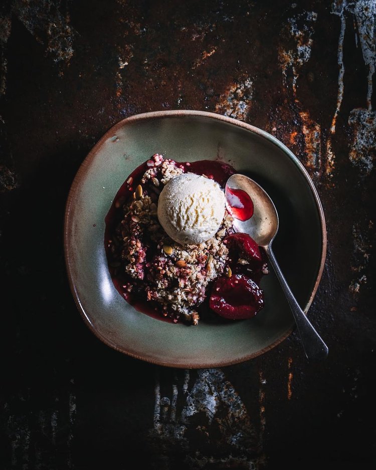 Churrasco antigo como pano de fundo de chapa enferrujada com crumble de frutas escaldadas e sorvete