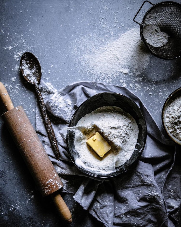 Faça uma bagunça assando com manteiga, farinha e rolo na bancada da cozinha