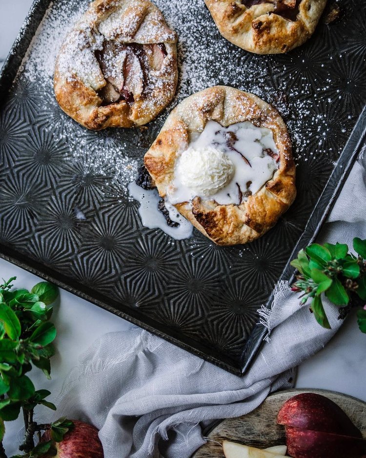 Tabuleiro texturizado vintage com pastelaria fresca, natas e açúcar de confeiteiro