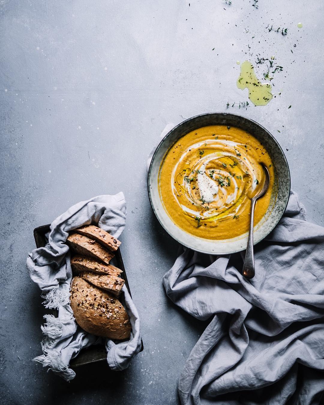 sopa quente de abóbora com temperos e folhas amassadas para dar textura
