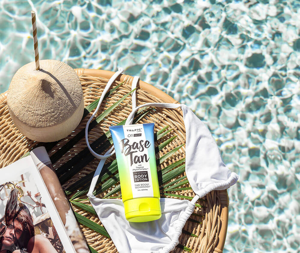 relaxando na piscina tropical com coco e loção corporal bronzeadora