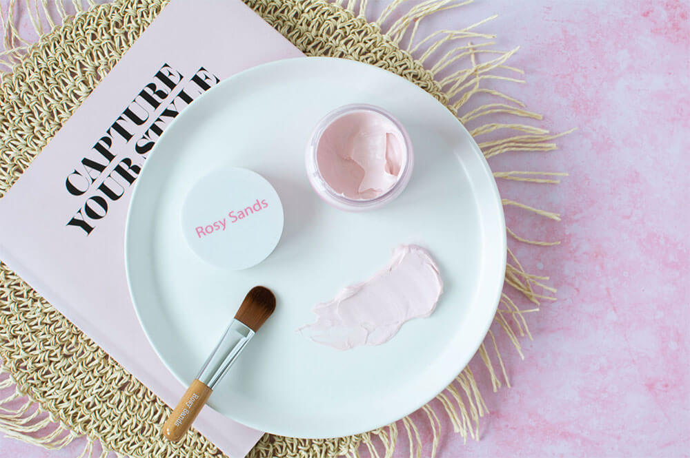 Aplicação de textura de máscara facial com pincel de estilo com tema rosa